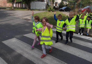 Przedszkolaki na przejściu dla pieszych